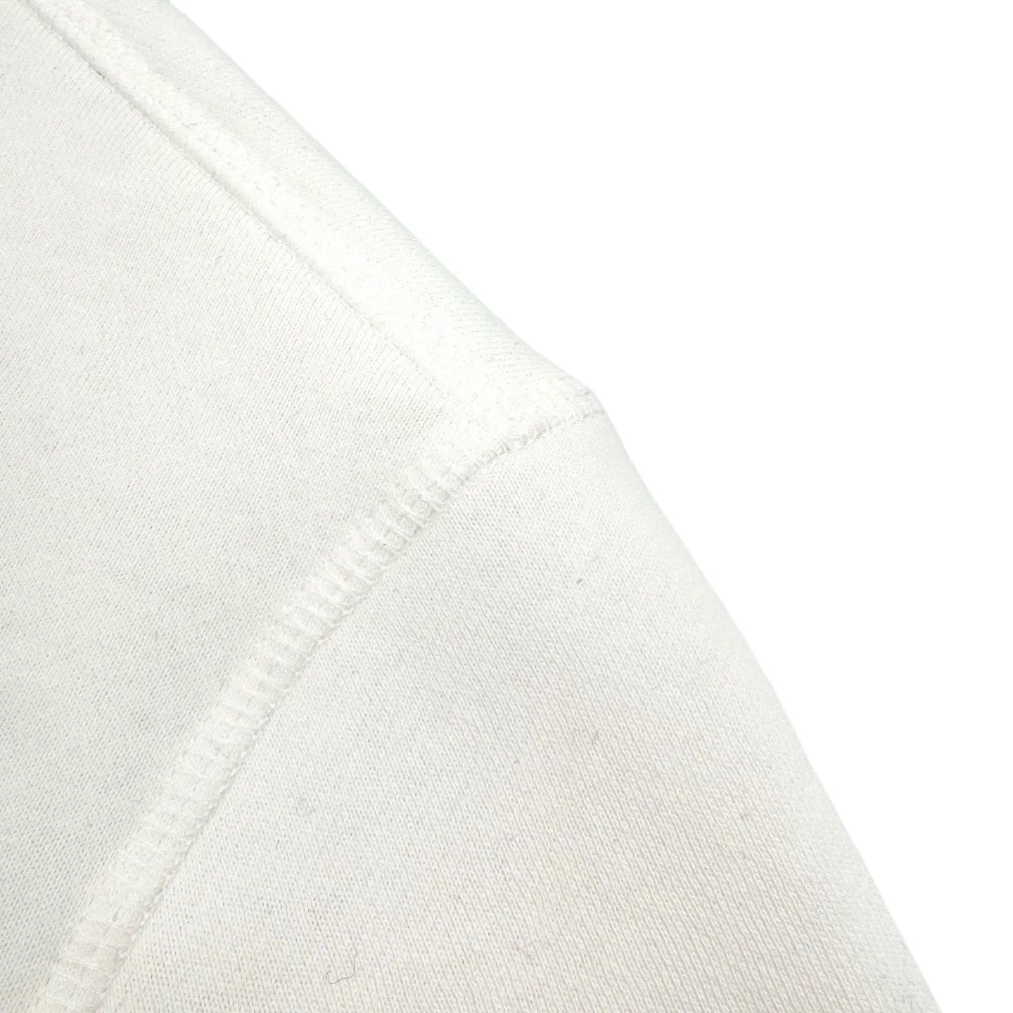 P290 [Exclusive supply] Ralph Lauren pony embroidered round neck sweatshirt (white). The original purchase was RMB 1,690. The fabric is made of customized cloud-like honey cotton fleece sweatshirt material. It feels delicate and comfortable against the skin. It is based on matte gray and comes with a soft light filter. The exquisite indigo pony logo is embellished. It is highly recognizable. It has an atmosphere of freedom and vitality. A symphony of pure and smart colors. It outlines a high-end silhouette with extreme simplicity. Become the smart focus of vision. Show your taste in silence, using imported machine embroidery technology. Use advanced computer control system and precision mechanical components to achieve the iconic pony embroidery operation. High precision. The lines are smooth and delicate, using the Hasuo process. Use specific machines to sew. The Hasuo fastness is high. It adds visual effects. It is time-consuming and labor-intensive. The fabrics have been washed. It has better hand feel and texture. It is not easy to deform, not easy to shrink, not easy to fade, and maintains long-term beauty. Size:S-M-L-XL